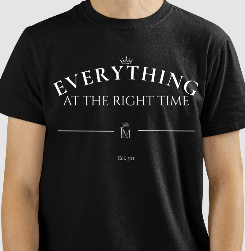 Camiseta preta Lemuel Mieli com a frase Everything At The Right Time